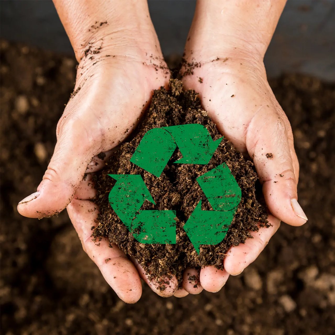Hände halten Erde mit Recycling-Symbol